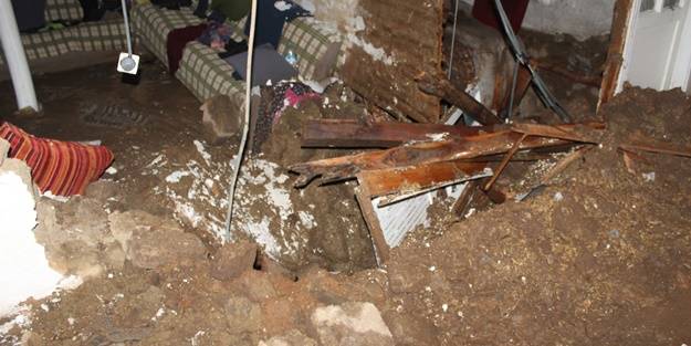 Kar nedeniyle çöktü, kullanılamaz hale geldi