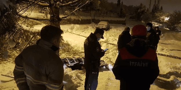 Kar nedeniyle devrilen ağacın altında ceset bulundu