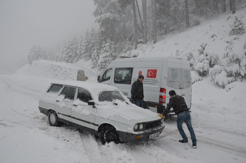Kar nedeniyle yolda kalan araçlar kurtarıldı 