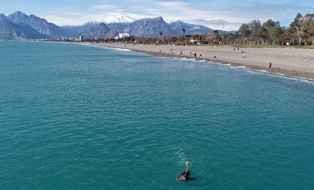 Kar soğuğunun vurduğu Antalya’da vatandaşlar ısınmak için denize girdi 