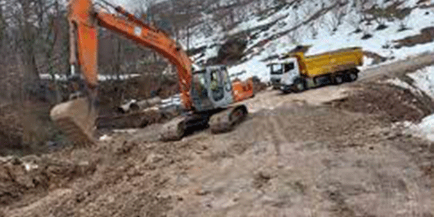Kar suları eridi! Heyelan oldu