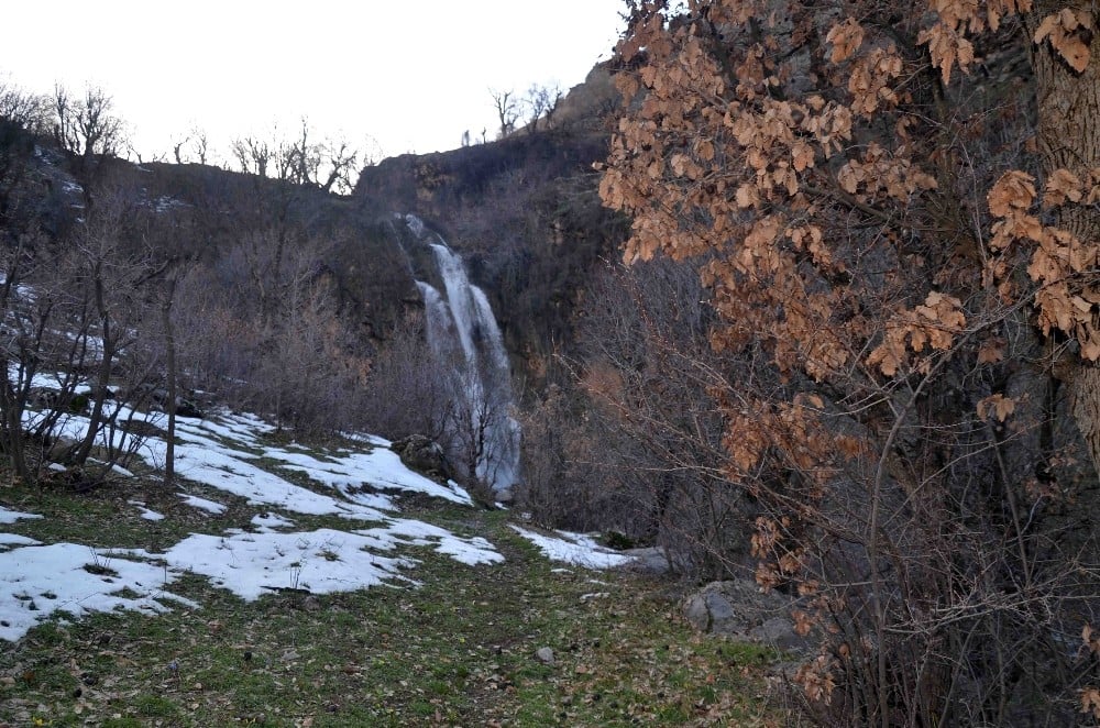 Kar sularıyla beslenen dev şelale görenleri hayran bırakıyor 