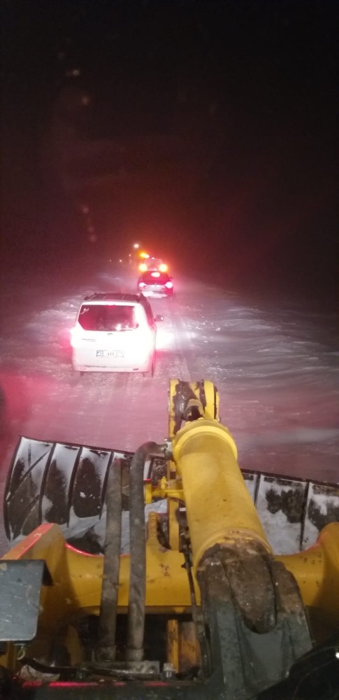 Kar sürgününe yakalanan köylüleri özel idare ekipleri kurtardı 
