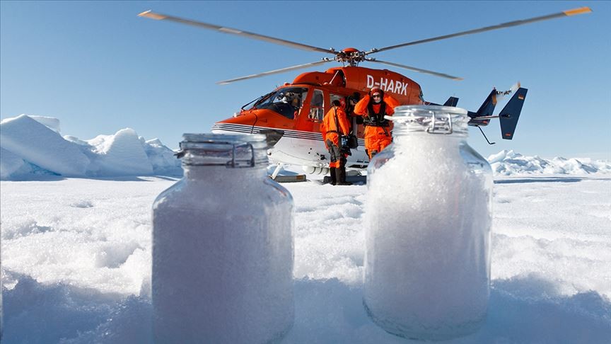 Kar taneleriyle plastik parçacıklar da yağıyor