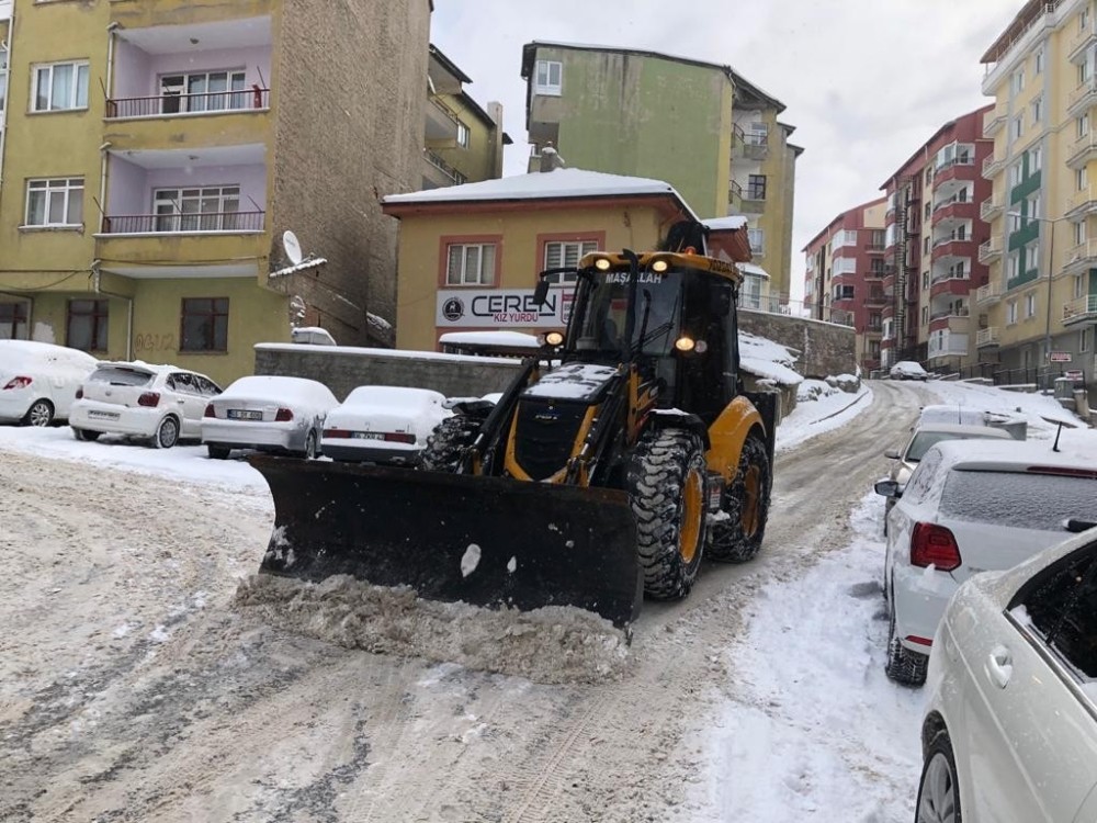 Kar temizleme çalışmaları aralıksız sürüyor 