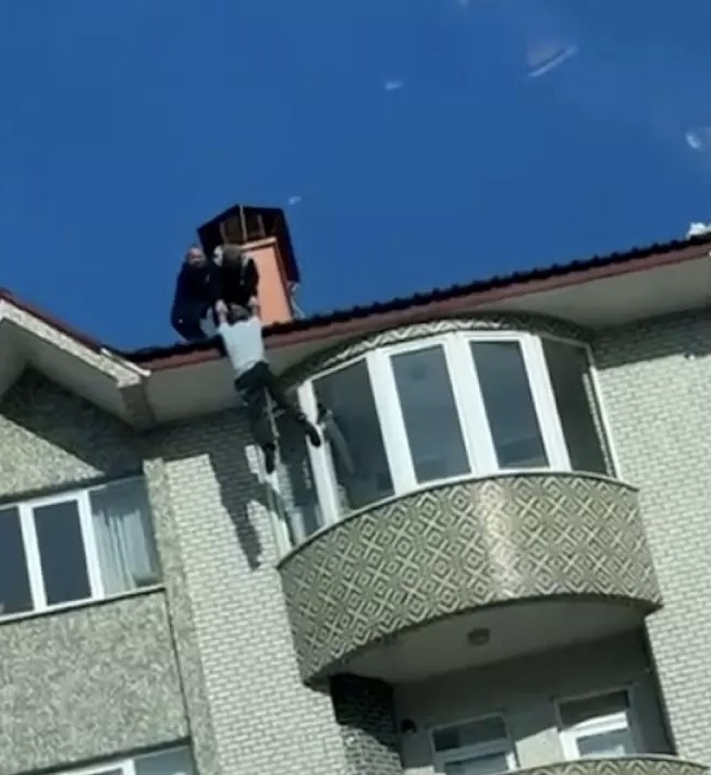 Kar temizlerken ayağı kaydı çatıda asılı kaldı