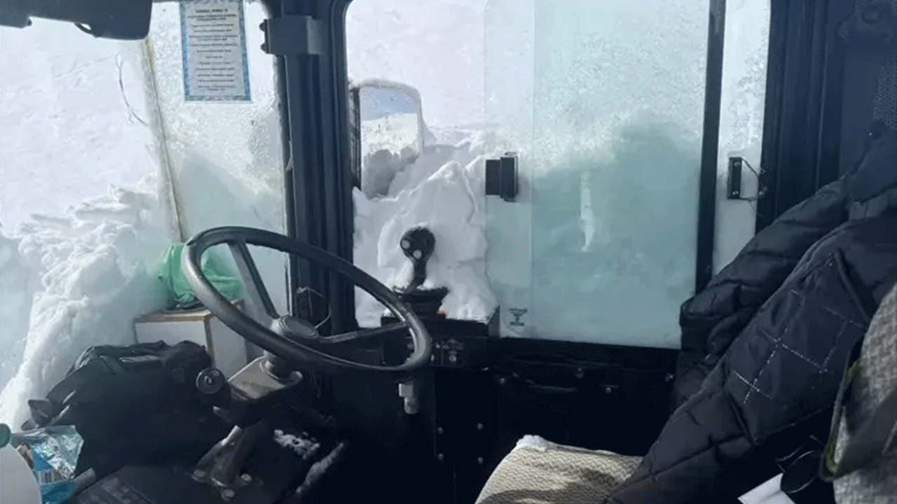 Kar temizliği faciaya dönüyordu! Operatör çığın altında kalmaktan son anda kurtuldu