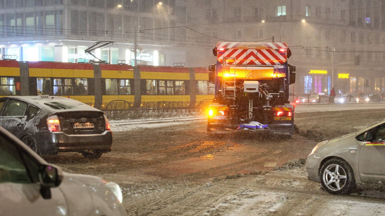 Kar trafiği kilitledi! Yüzlerce araç otoyolda mahsur kaldı