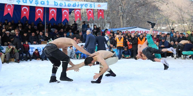 Kar Üstü Karakucak Güreşlerinde Hamza Köseoğlu, başpehlivan oldu