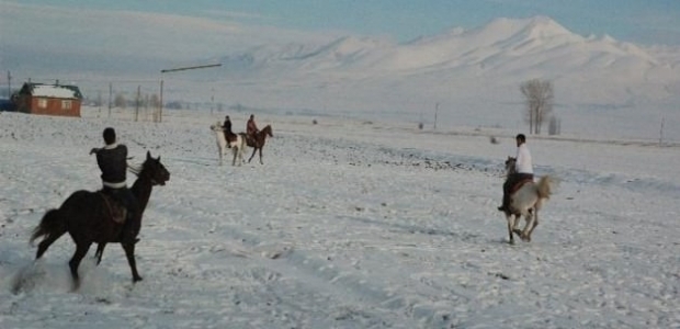 Kar üzerinde cirit gösterisi&nbsp;