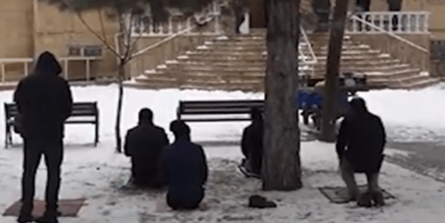 Kar üzerinde Cuma namazı kılan vatandaşlar dikkat çekti