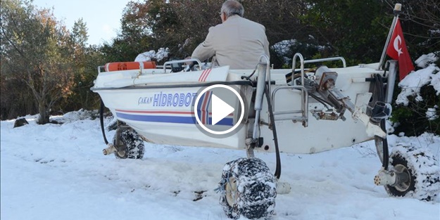 Kar üzerinde tekneyle gezdi