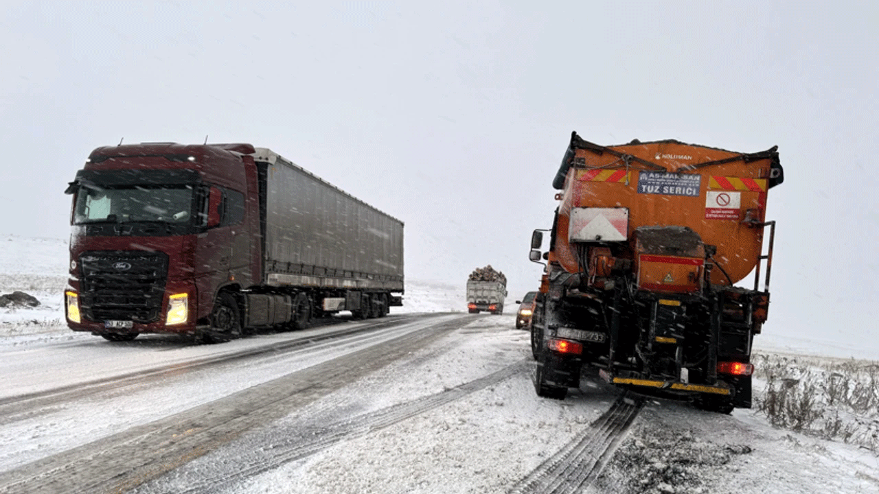 Kar ve buz Ardahan’ı esir aldı! Çok sayıda araç mahsur kaldı