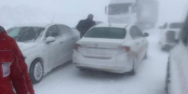 Kar ve tipi nedeniyle Sivas-Erzincan Karayolu ulaşıma kapandı