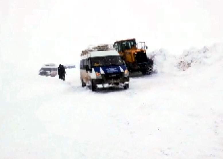 Kar ve tipide mahsur kalan 20 minibüs kurtarıldı 
