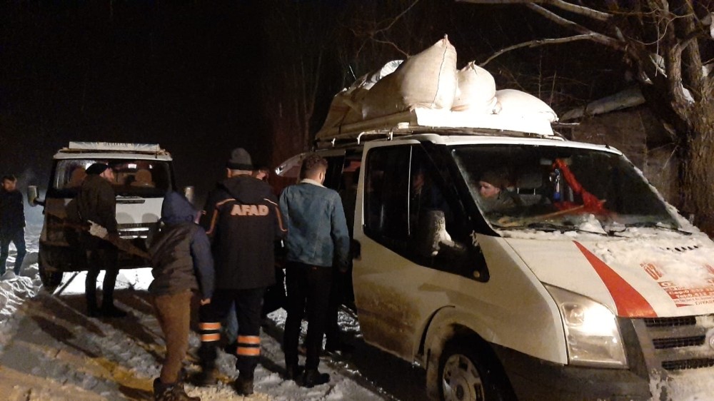 Kar ve tipide mahsur kalan 24 kişi kurtarıldı 