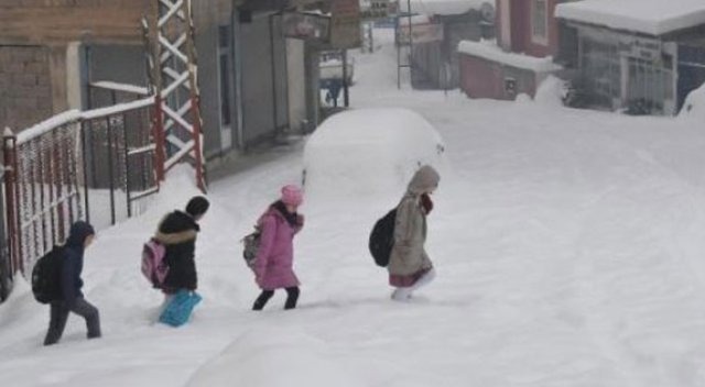 Kar ve tipide mahsur kalan öğrenci ve vatandaşlar kurtarıldı