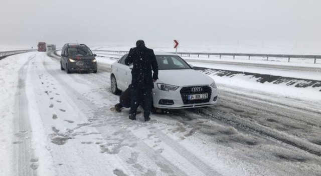 Kar ve tipiden dolayı araçlar yolda mahsur kaldı