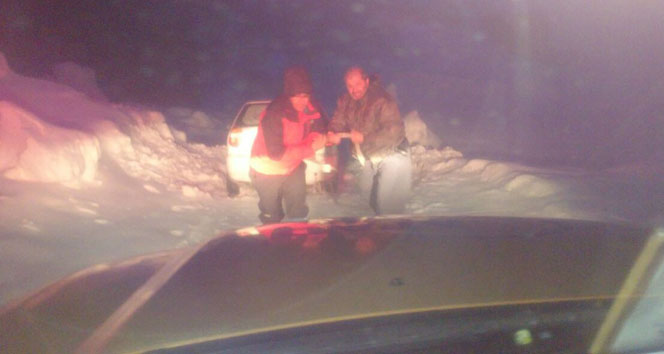 Kar ve yoğun tipide mahsur kalan 3 kişi kurtarıldı