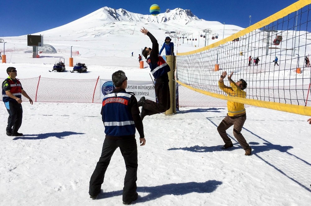 Kar voleybolu Erciyes’te halka yayılıyor 
