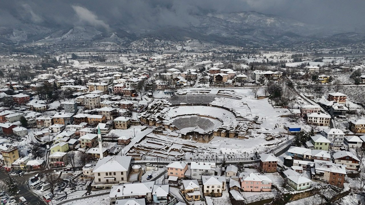 Kar yağdı, antik kent büyüledi!