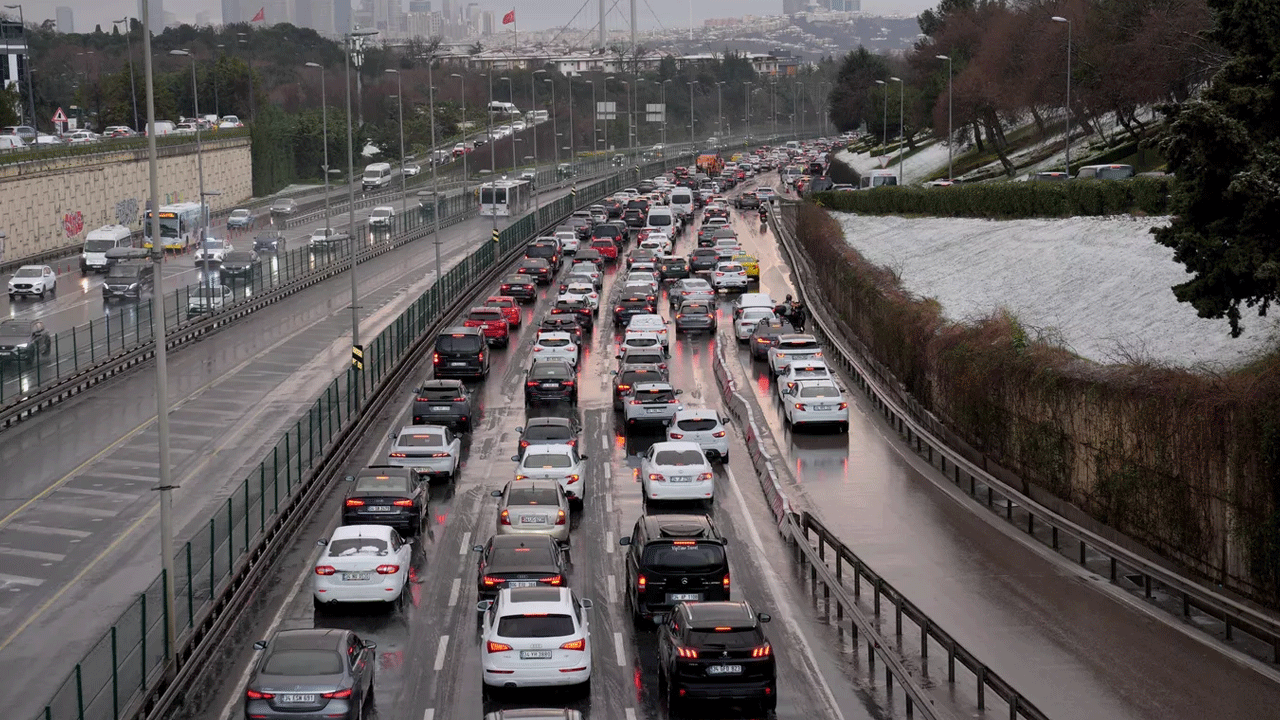 Kar yağdı İstanbul'da trafik felç oldu