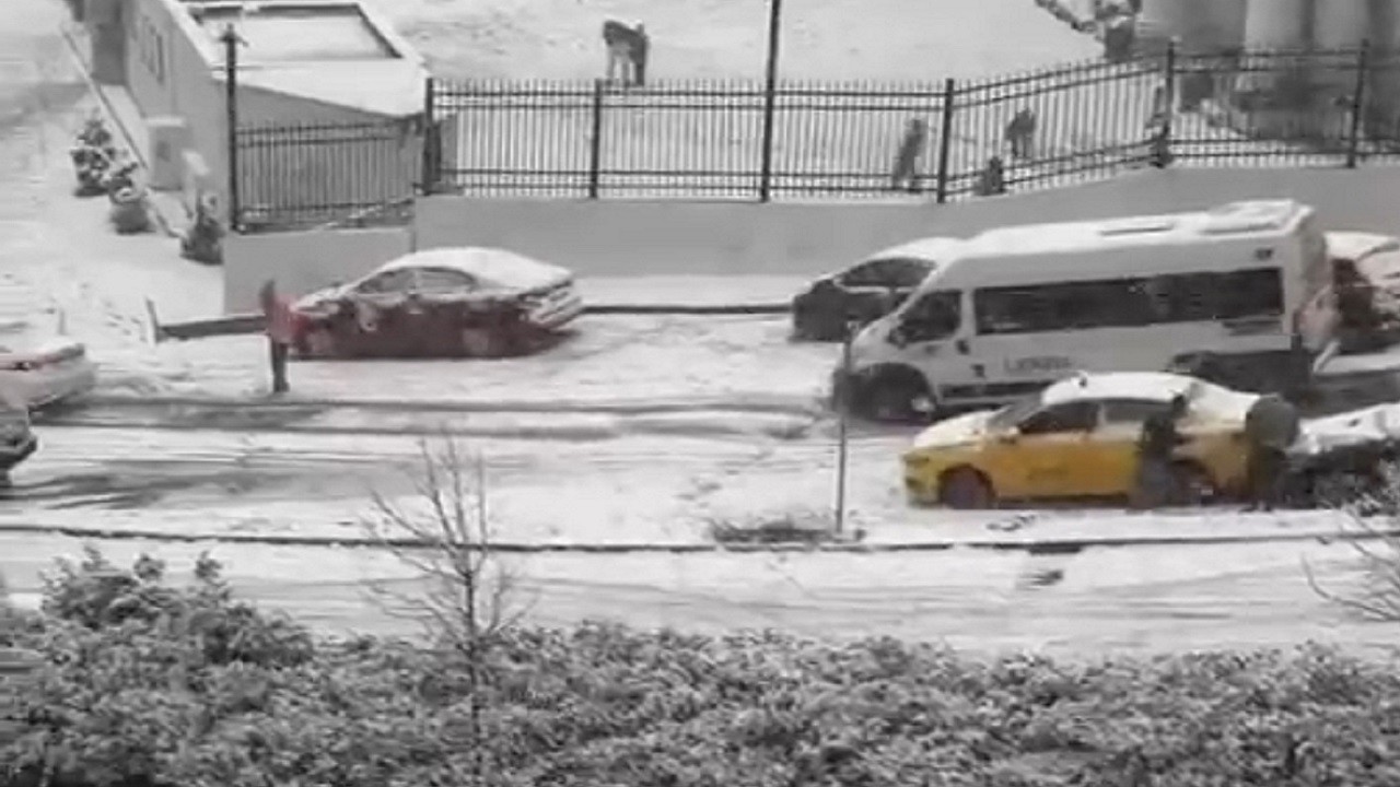 Kar yağdı kazalar peş peşe geldi!