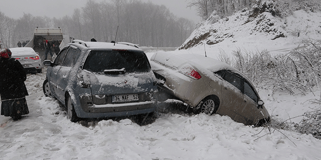 Kar yağdı, Uludağ yolu çarpışan otolara döndü