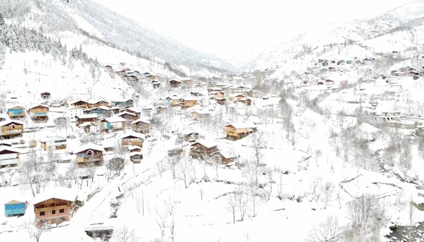 Kar yağdı yollar kapandı! Bakın genç adam market alışverişini nasıl yaptı