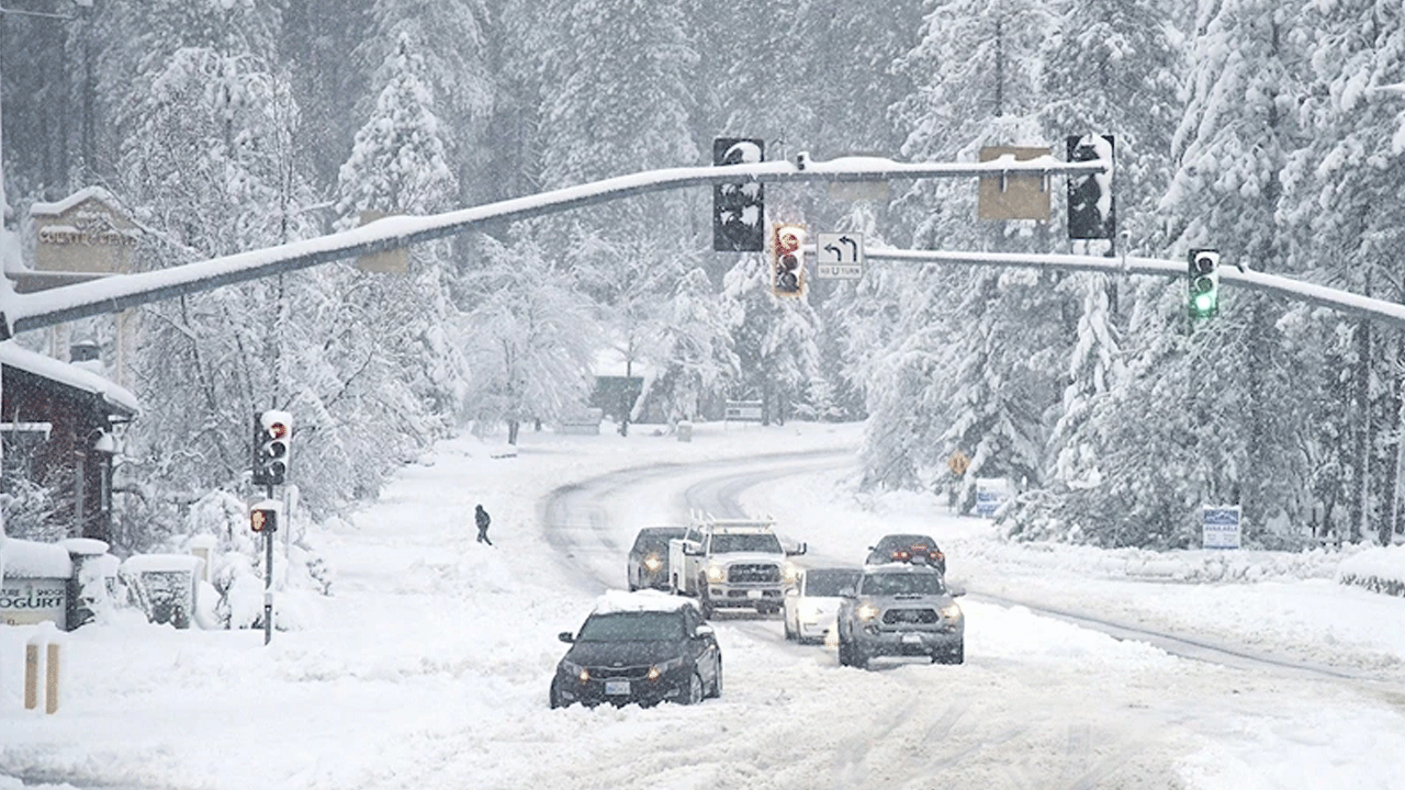 Kar yağışı ABD'yi esir aldı! 1400 uçak seferi iptal edildi