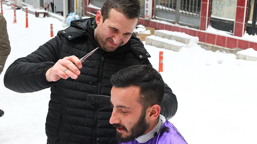 Kar yağışı altında traş keyfi!