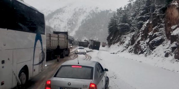 Kar yağışı Doğu Karadeniz'i vurdu! Trafik felç oldu