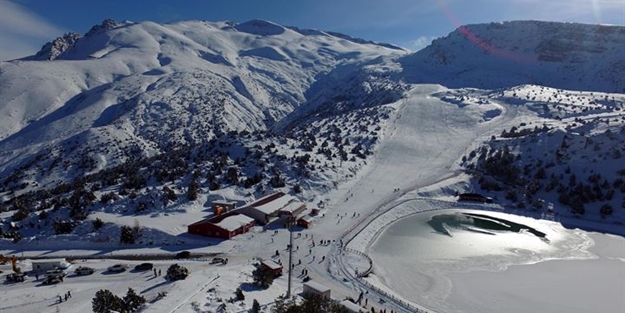 Kar yağışı Doğu'da 270 köy yolunu kapadı