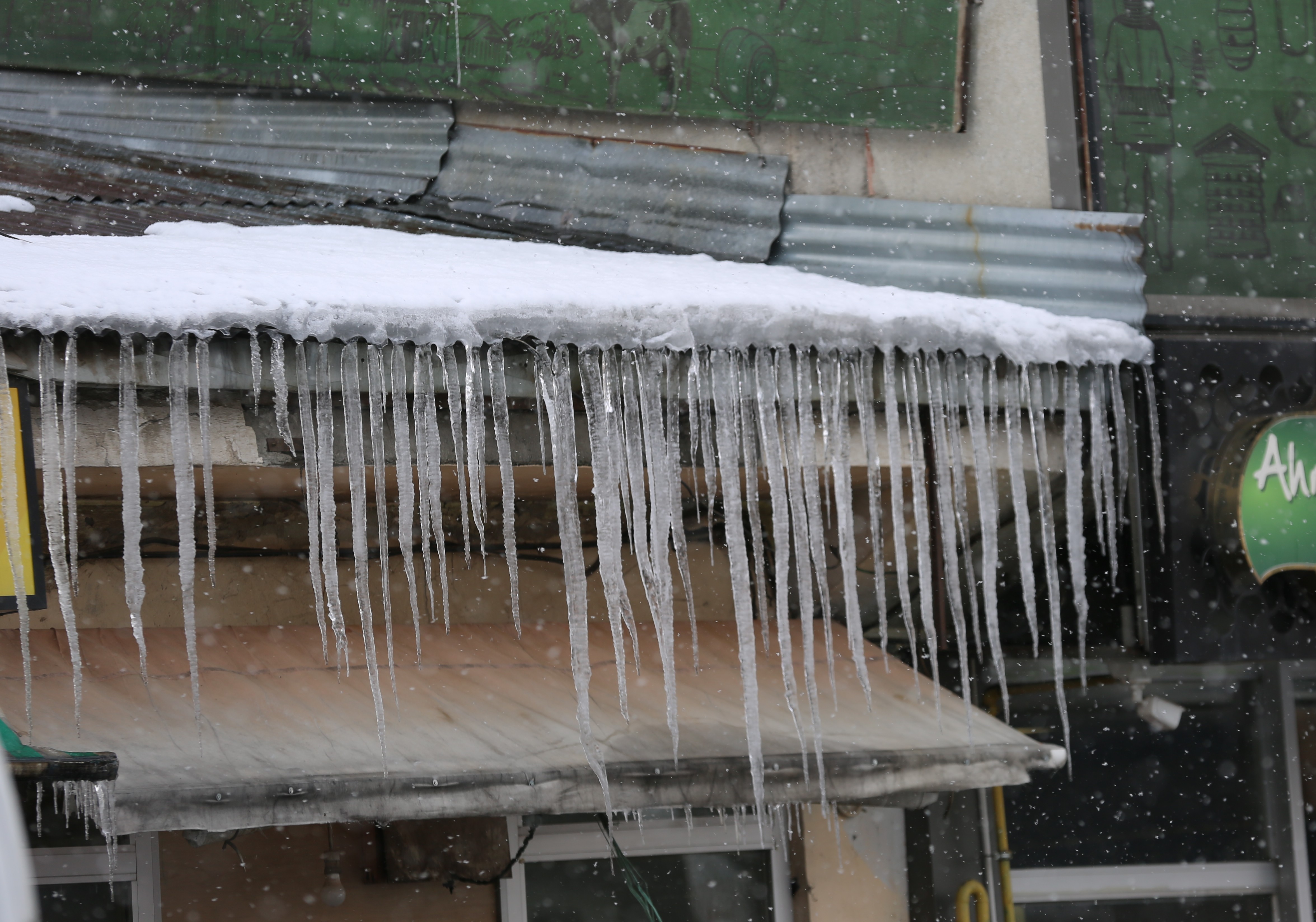Kar yağışı etkili oldu: İki ilimiz buz kesti