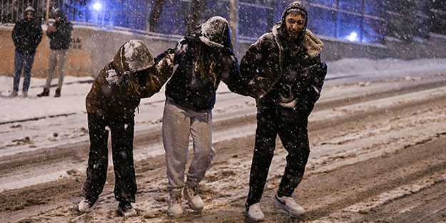 Kar yağışı etkisini artırdı! Başkent beyaza büründü