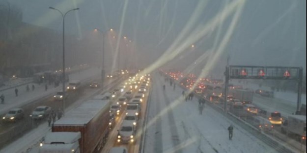 Kar yağışı İstanbul'da trafiği kilitledi