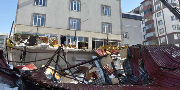 Kar yağışı kafenin çatısını çökertti! 1 ölü, 7 yaralı