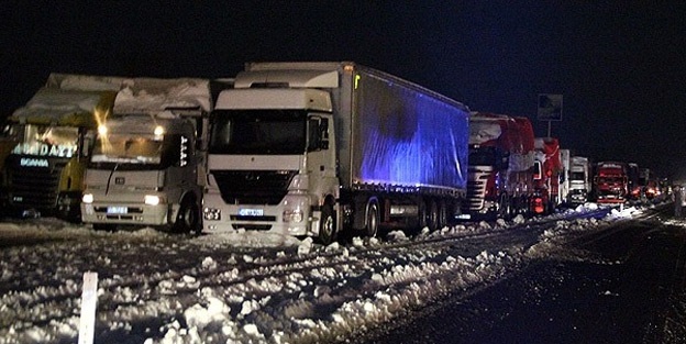 Kar yağışı karayolunu kabusa çevirdi