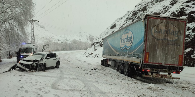 Kar yağışı kazaya neden oldu: 2 yaralı