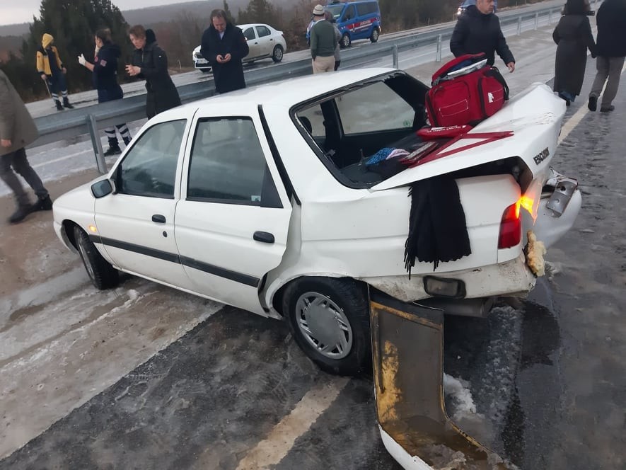 Kar yağışı kazaya neden oldu: 6 yaralı 