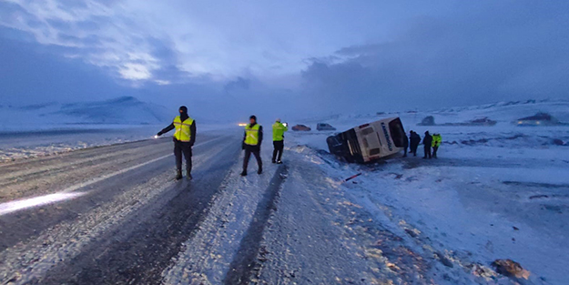 Kar yağışı kazayı da beraberinde getirdi! İki yolcu otobüsü devrildi