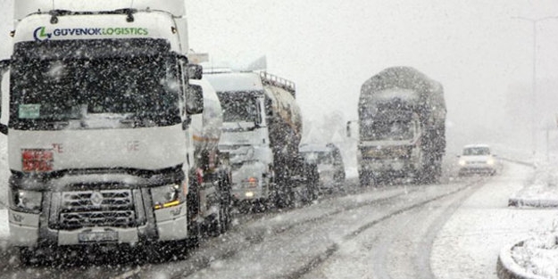 Kar yağışı nedeni ile İstanbul yolu kapandı