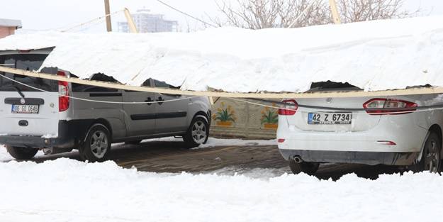 Kar yağışı nedeniyle demir çatı çöktü