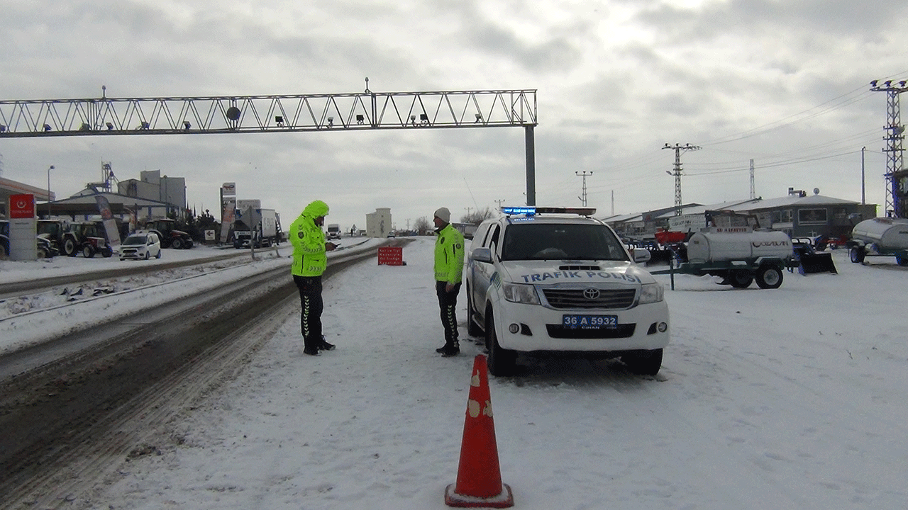 Kar yağışı nedeniyle Kars-Digor karayolu ulaşıma kapatıldı! Yoğun tipinin etkisiyle ne kadar süre kapalı kalacağı merak ediliyor!