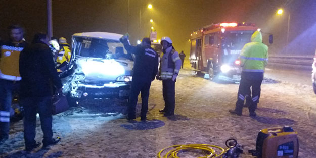 Kar yağışı nedeniyle kontrolü kaybetti... 2 yaralı
