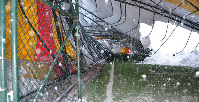 Kar yağışı nedeniyle saha çöktü: Bir lise öğrencisi öldü