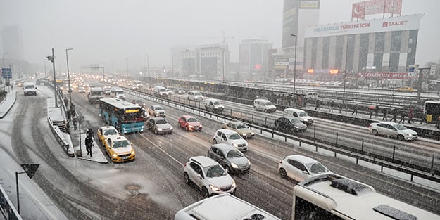 Kar yağışı nedeniyle trafikte yoğunluk