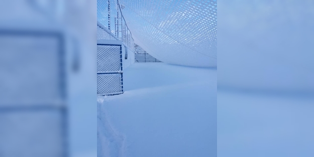 Kar yağışı sonrası halı sahadan eser kalmadı