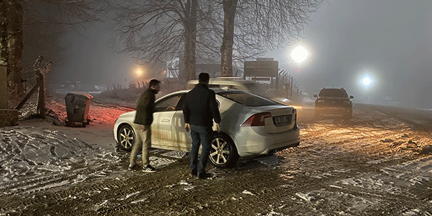 Kar yağışı sürücülere zor anlar yaşatıyor