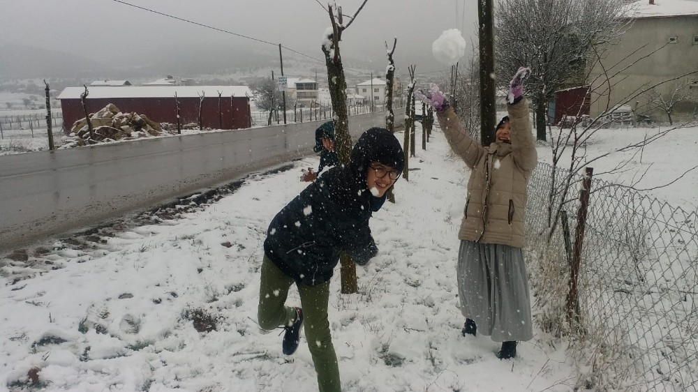 Kar yağışına en çok sevinen çocuklar oldu 